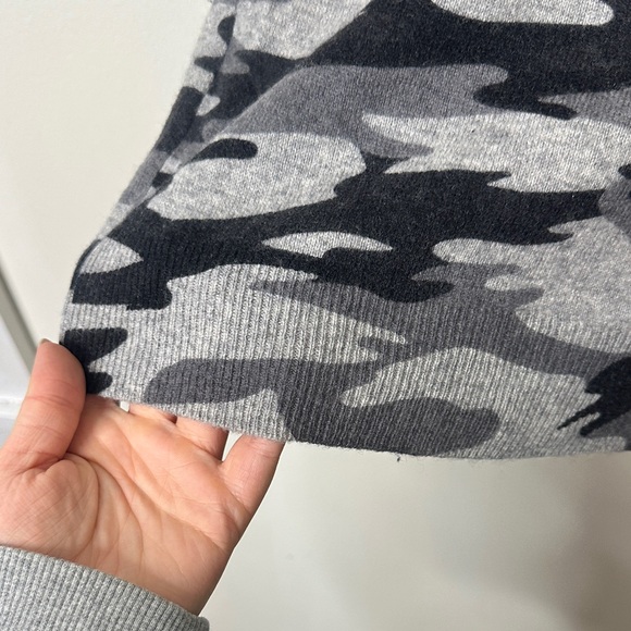 Ply 100% Cashmere Gray and Black Camouflage Sweater - Picture 4 of 5